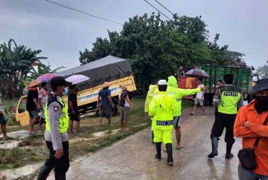 Satu Unit Truk Terseret Banjir di Toroh