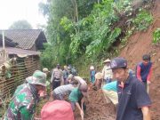 Hujan Lebat Akibatkan Tanah Longsor Tutupi Pekarangan Rumah Samsuri