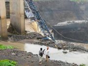 Tergerus Air, Jembatan KA di Tonjong Kabupaten Brebes Putus