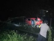 Mobil Dahaitsu Ayla Tertemper KA Jaya Baya di Tegowanu
