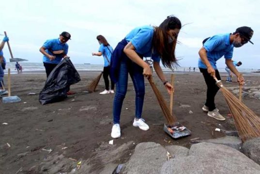 Peringati HUT ke-12, Paradiso Tegal Bersih-bersih Pantai