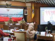 Serahkan Bantuan Tunai, Ganjar: Jangan Buat Beli Rokok!
