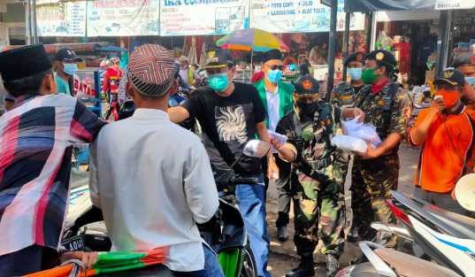Ansor Bagikan Masker di Pasar dan Semprotkan Disinfektan