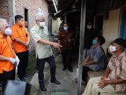 Ganjar Tinjau Penyaluran BST Door to Door