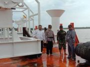 Kapal Tongkang Tanpa Awak Terdampar di Tambakbulusan