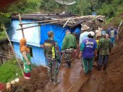 Warga Gotong Royong Singkirkan Tanah Longsor yang Tutup Jalan