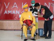 Suntik Vaksin Dosis Kedua, Ganjar Pakai Baju Adat Riau yang Dimodifikasi