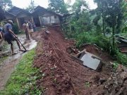 Longsor di Jepara Terjadi di Tiga Titik, Kamar Mandi Vihara Gronggong Timpa Rumah Warga