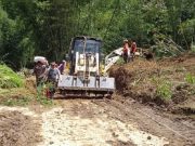 Jalan Utama Boyolali – Magelang Tertimbun Longsoran Tanah