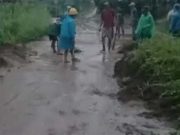 Curah Hujan Tinggi, Tanah Longsor Menutup Jalan