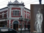 Ali, Manusia Patung Mengais Rezeki di Kota Lama Semarang