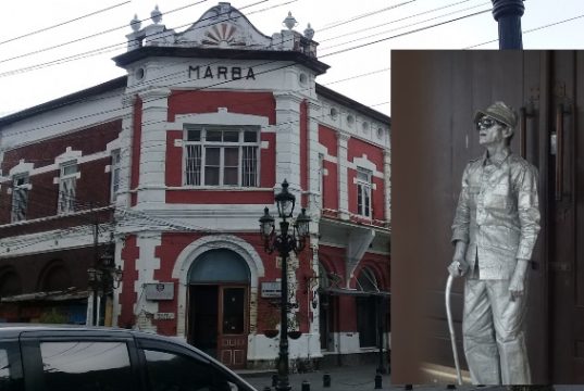 Ali, Manusia Patung Mengais Rezeki di Kota Lama Semarang