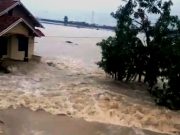 Tanggul Kaligelis Goleng Jebol, Satu Mobil Hanyut