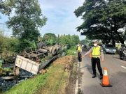 Hindari Jalan Berlubang, Truk Muatan Galon Terguling di Godong