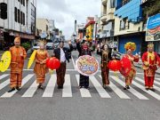 Keragaman Busana Adat Nusantara Meriahkan Hari Raya Imlek di Surakarta
