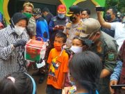 Temui Anak Korban Longsor Kalijering, Risma Tawarkan Relokasi Warga