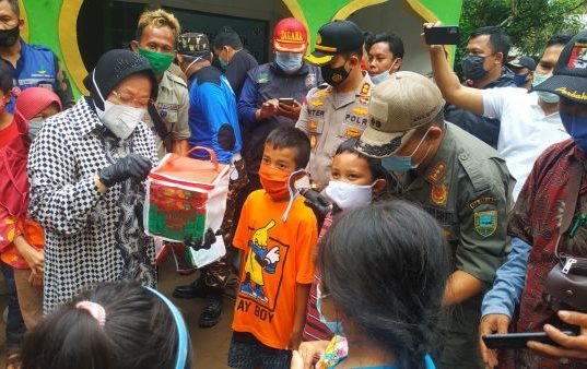 Temui Anak Korban Longsor Kalijering, Risma Tawarkan Relokasi Warga