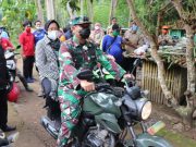 Saat Dandim Kebumen Antar Mensos ke Dapur Umum Naik Motor Babinsa