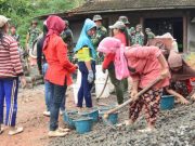 Kaum Hawa Ikut Membantu Kerja Tentara Membangun Jalan Desa