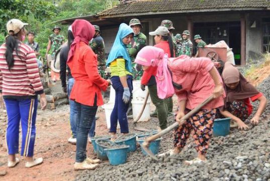 Kaum Hawa Ikut Membantu Kerja Tentara Membangun Jalan Desa