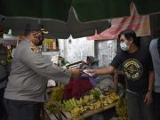 TNI-Polri Sinergi Bagikan Masker untuk Pedagang Pasar