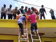 Beginilah Cara Mengevakuasi Jenazah Korban Kesetrum Listrik dari Atap Rumah
