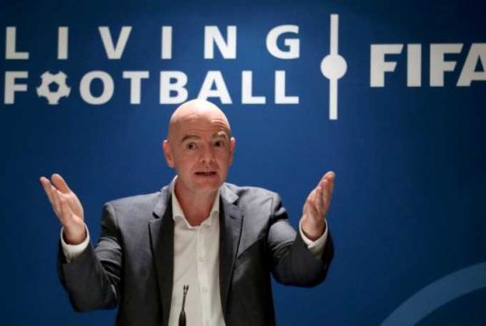 Presiden FIFA: Pemain Sepak Bola Bukan Prioritas untuk Vaksin