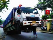 Truk Kelebihan Muatan ‘Standing’ di Tanjakan Ngaliyan Semarang