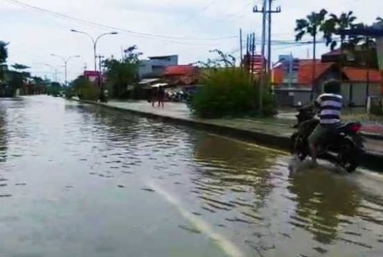 Genangan Air Kaligawe Makin Meninggi, Ini Imbauan Satlantas Polrestabes Semarang