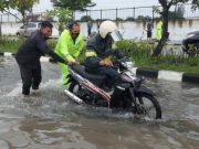 Bhabinkamtibmas Kelurahan Tawangmas Semarang Bantu Korban Banjir