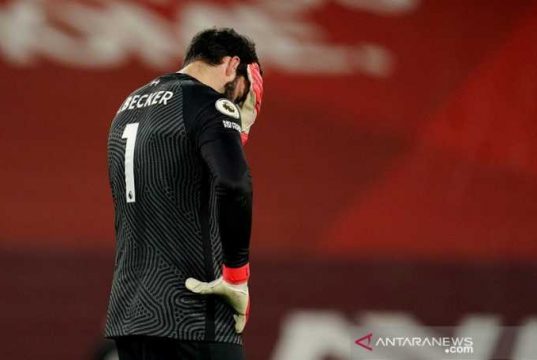 Dua Blunder Alisson Hadiahkan Kemenangan bagi City di Anfield