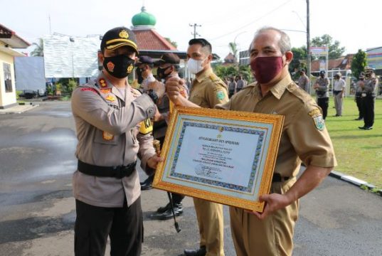 Bangun Posko PPKM, 2 Lurah Dapat Penghargaan Kapolres Kebumen