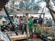 Warga dan Babinsa Ngablak Perbaiki Rumah yang Kena Puting Beliung