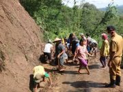 Dampingi Warga yang Terdampak Longsor, Bupati Jepara Bagikan Bantuan Logistik