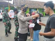 Polsek Tersono Batang Bagikan Masker Gratis