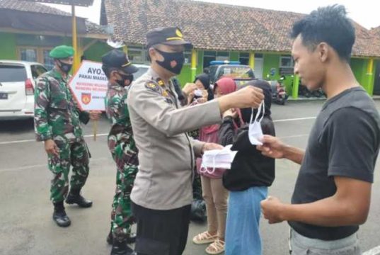 Polsek Tersono Batang Bagikan Masker Gratis