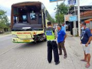 Bus Tabrak Kuncup Pagar Tugu Adipura Purwodadi