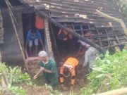 Puluhan Relawan Kerja Bakti Bersihkan Longsoran