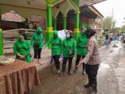 Ketua Persit Kartika Candra Kirana Daerah IV Diponegoro Bantu Warga Cebolok
