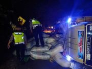 Jalan Rusak, Truk Muat Gabah ‘Rebahan’ di Rejosari