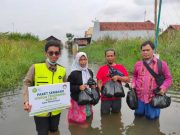 Dharma Wanita Perhutani Jateng dan IZI Bantu Warga Terdampak Banjir