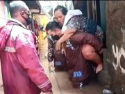 Aksi Kapolsek Evakuasi Korban Banjir, Digendong hingga Didorong Gerobak