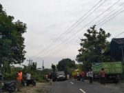 Rem Blong, Truk Oleng Tabrak Pagar Rumah di Sumberjatipohon Grobogan