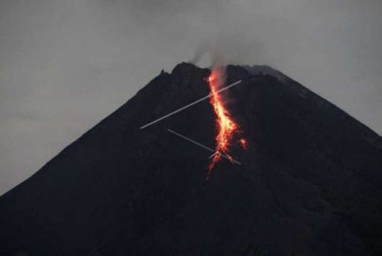 Gunung Merapi Luncurkan Guguran Lava Pijar 1.000 Meter