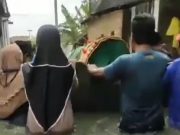 Meninggal di Tengah Banjir, Jenazah Saudah Dinaikkan Perahu