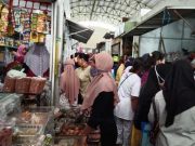Pasar Tradisional Dijubeli Pembeli, Harga Kebutuhan Pokok Melonjak