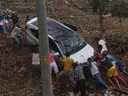 Sebuah Mobil Terperosok di Saluran Air RKPH Grobogan