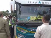 Bus Malam Hampir Menabrak Petugas Kepolisian saat Operasi Yustisi