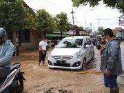 Kesal Jalan Macet, Ketua DPRD Kudus Urug Jalan Banjir di Tanjungkarang