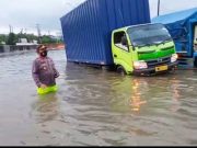 Genangan di Jalan Kaligawe Semarang Hingga 100 Sentimeter, Polsek Genuk Terendam